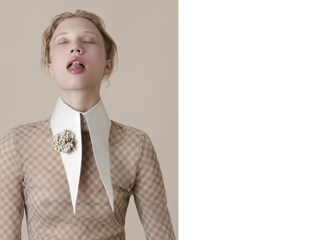 BLOUSE : LOUIS VUITTON, BROCHE NEBULA EN MATIÈRE COMPOSITE AVEC PERLE DE TAHITI ET OR JAUNE : CONSTANCE GUISSET A LA GALERIE MINIMASTERPIECE