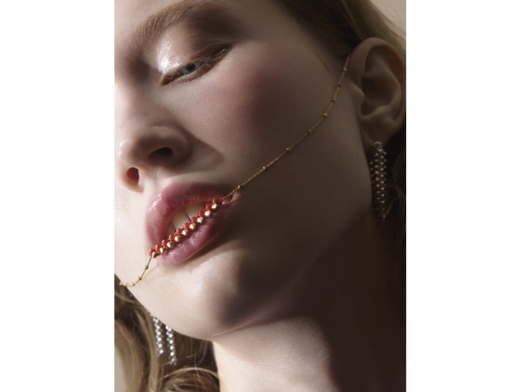 CARTIER:BOUCLES D'OREILLE"CLASH DE CARTIER" EN OR GRIS, COLLIER DE CARTIER EN OR ROSE, ET AGATE TEINTÉE ROUGE.