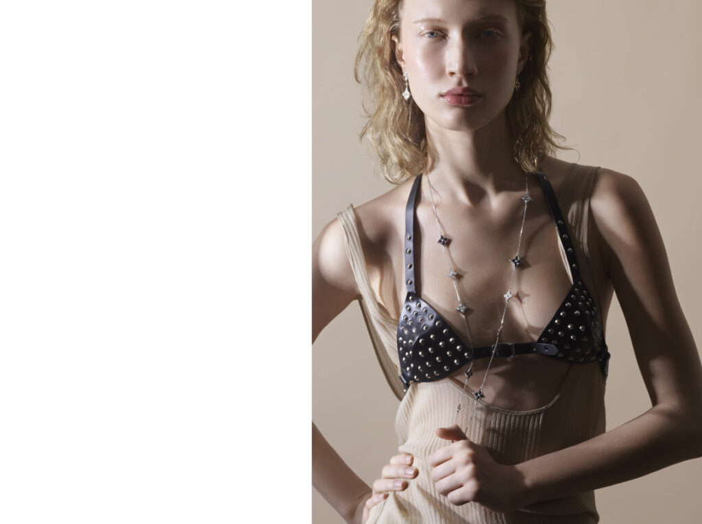 TOP ROMEO STEDMAN, SOUTIEN GORGE EN CUIR CLOUTÉ ZANA BAYNE. SAUTOIR COLOR BLOSSOM EN OR BLANC, ONYX ET DIAMANTS, BOUCLES D'OREILLE STAR COLOR BLOSSOM EN OR BLANC, ONYX ET DIAMANTS. EARCUF STAR COLOR BLOSSOM EN OR BLANC, ONYX ET DIAMANT.