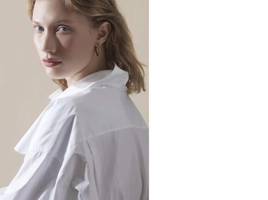 CHEMISE BLANCHE   MOOHONG. CRÉOLE CRÉOLE CŒUR ANTIFER  NOIR ET OR, SERTI DE DIAMANTS : REPOSSI