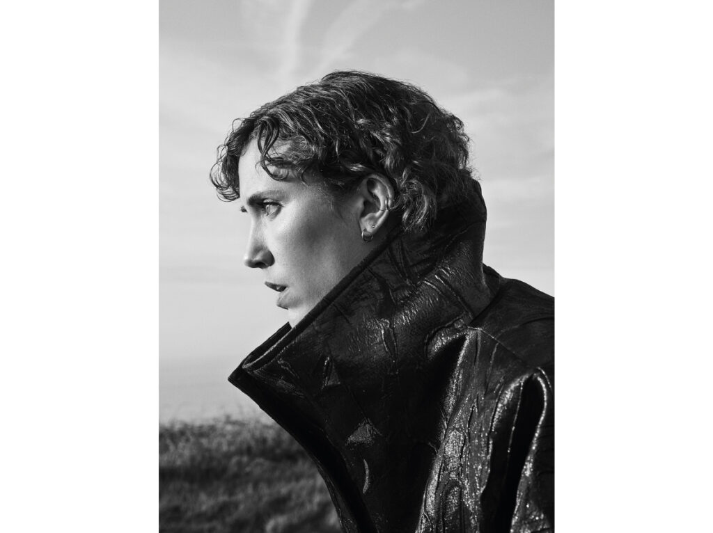 NATASCHA WIESE PORTE UN MANTEAU OCTAVIO PIZARRO.