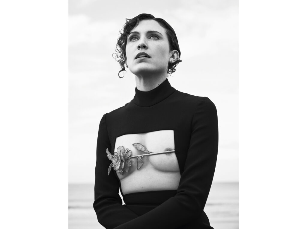 NATASCHA WIESE PORTE UNE ROBE DAVID KOMA.