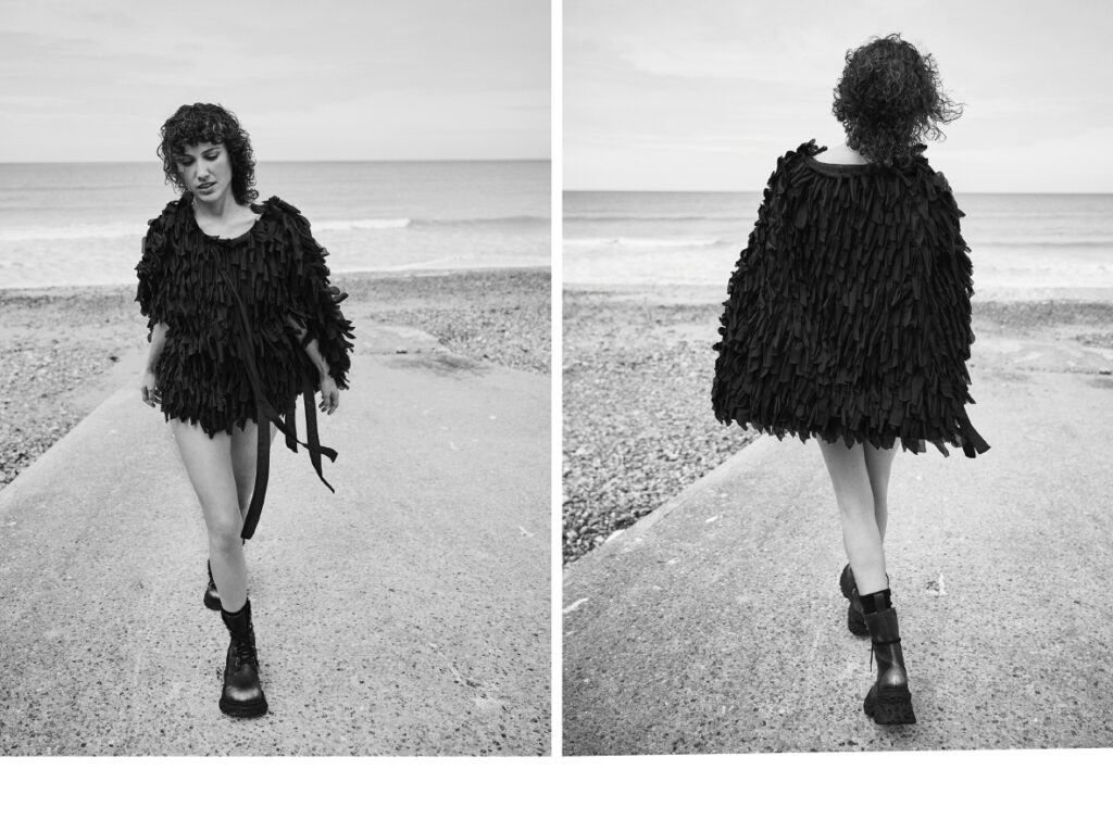 DE GAUCHE A DROITE, NATASCHA WIESE PORTE UNE CAPE THEO, BOOTS CAMPER.