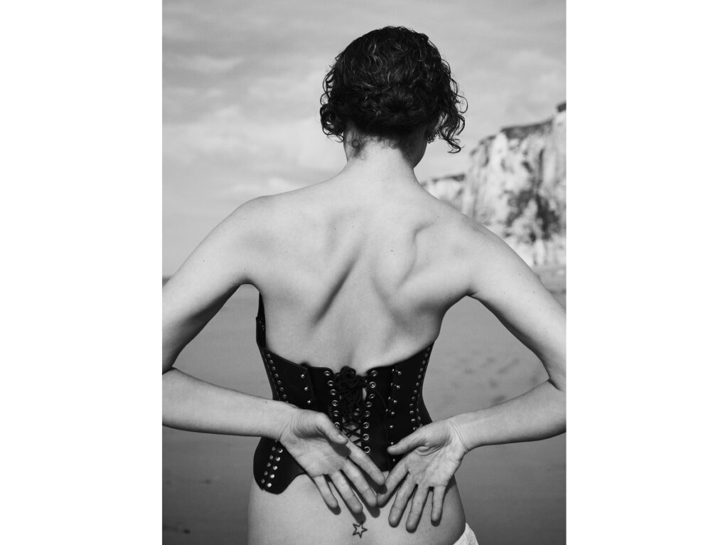NATASCHA WIESE PORTE UN BUSTIER CUIR ZANA BAYNE.
