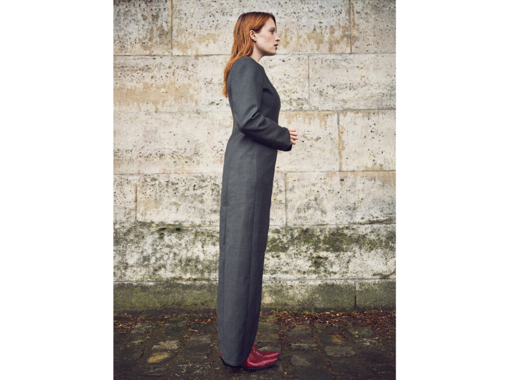 Robe asymétrique Andréa Bogosian, jeans Rouje. Claire Romain : L’instinct de liberté. Interview 1nstant.