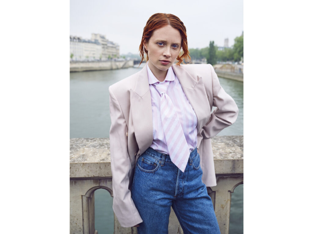 Veste The Frankie Shop, chemise Sebline, jeans Rouje. Claire Romain : L’instinct de liberté. Interview 1nstant.