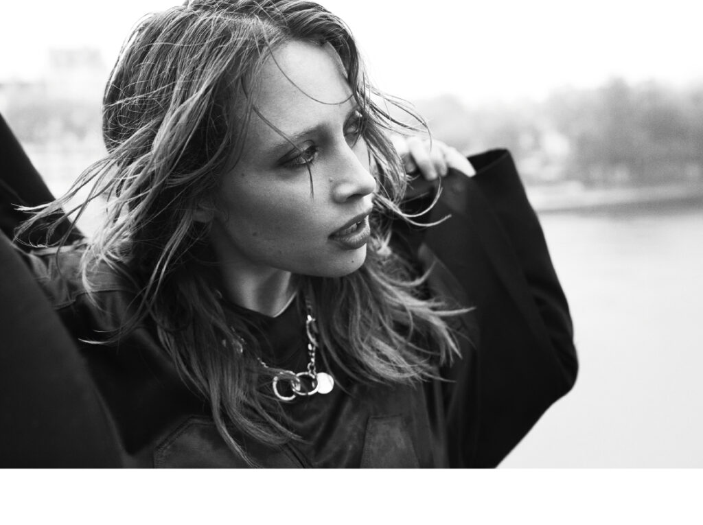 Veste Alexandra Zhukova, tee shirt Ambush, collier Arthus Bertrand X Roseanna. Claire Romain : L’instinct de liberté. Interview 1nstant.