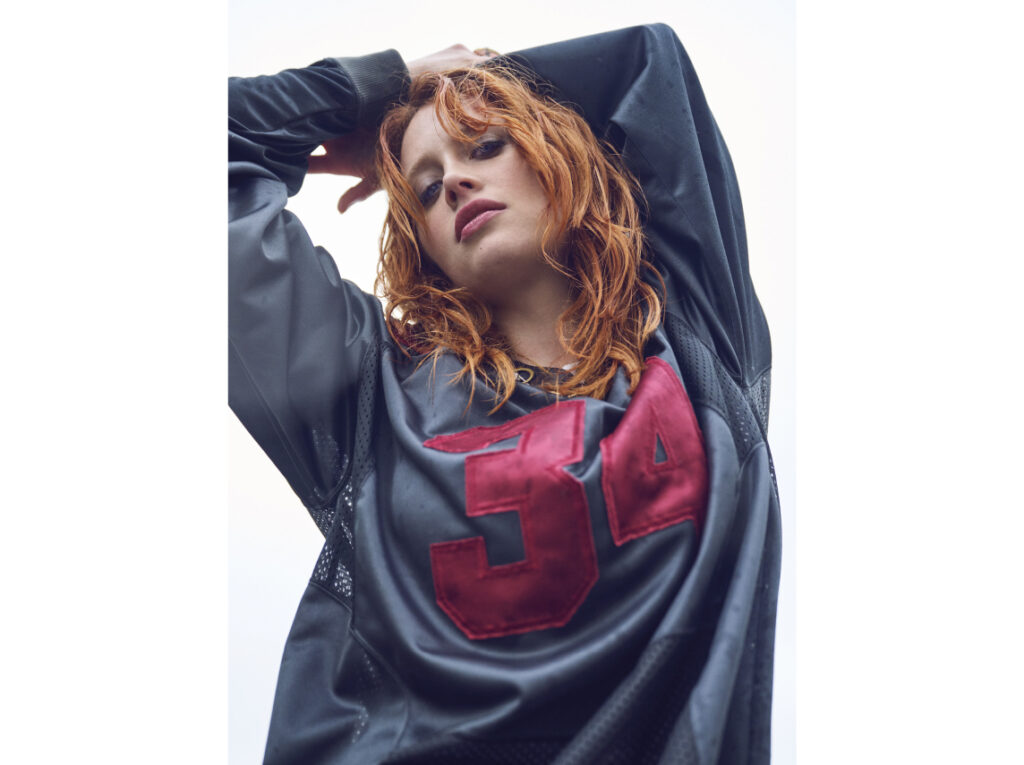 Tee shirt Ambush, collier Arthus Bertrand X Roseanna. Claire Romain : L’instinct de liberté. Interview 1nstant.