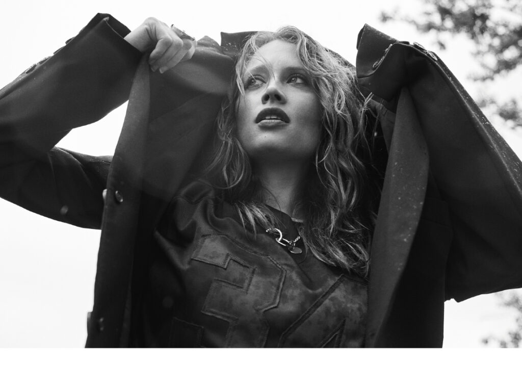 Veste Alexandra Zhukova, tee shirt Ambush, collier Arthus Bertrand X Roseanna. Claire Romain : L’instinct de liberté. Interview 1nstant.