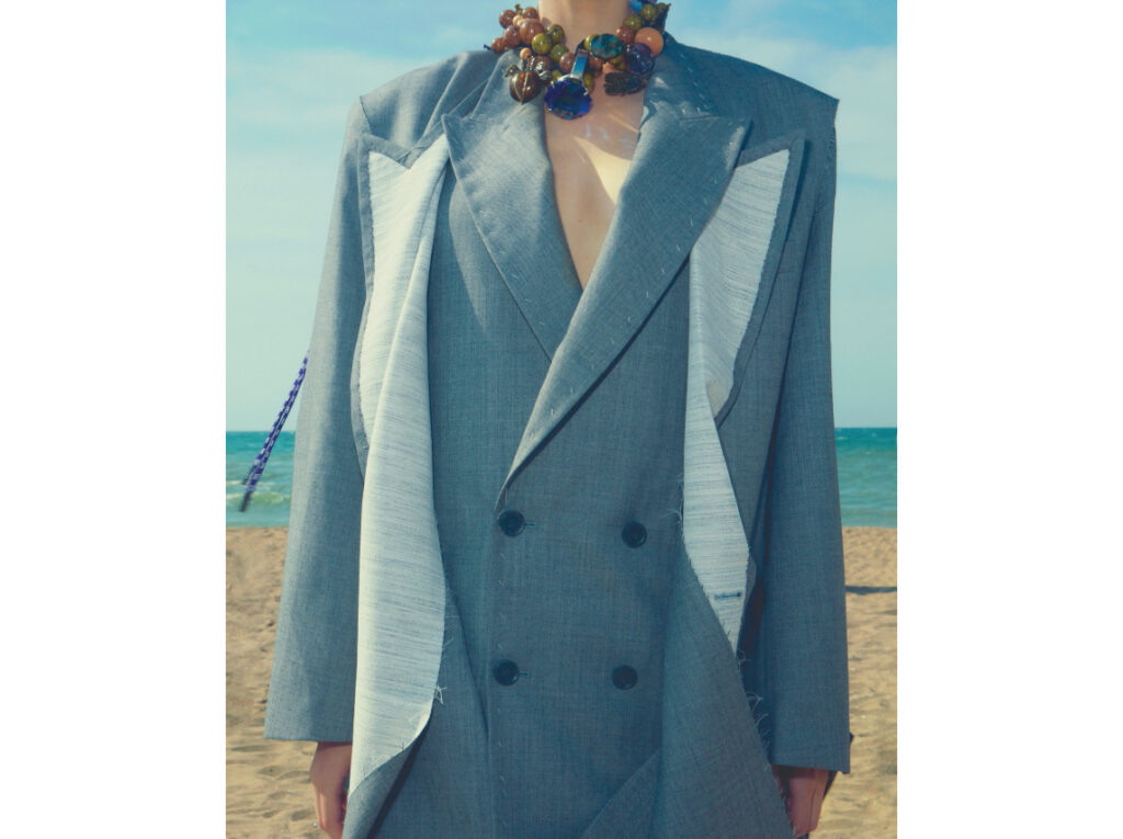 THERESA FALTINOVA porte un look MOOHONG, collier TETIER.