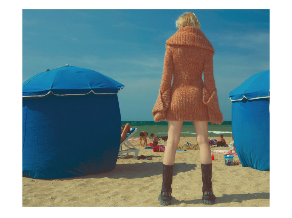 THERESA FALTINOVA porte un look LOUIS VUITTON, boots CAMPER.