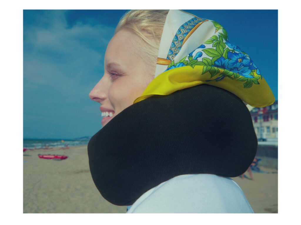 THERESA FALTINOVA porte un look GARDOUCH
