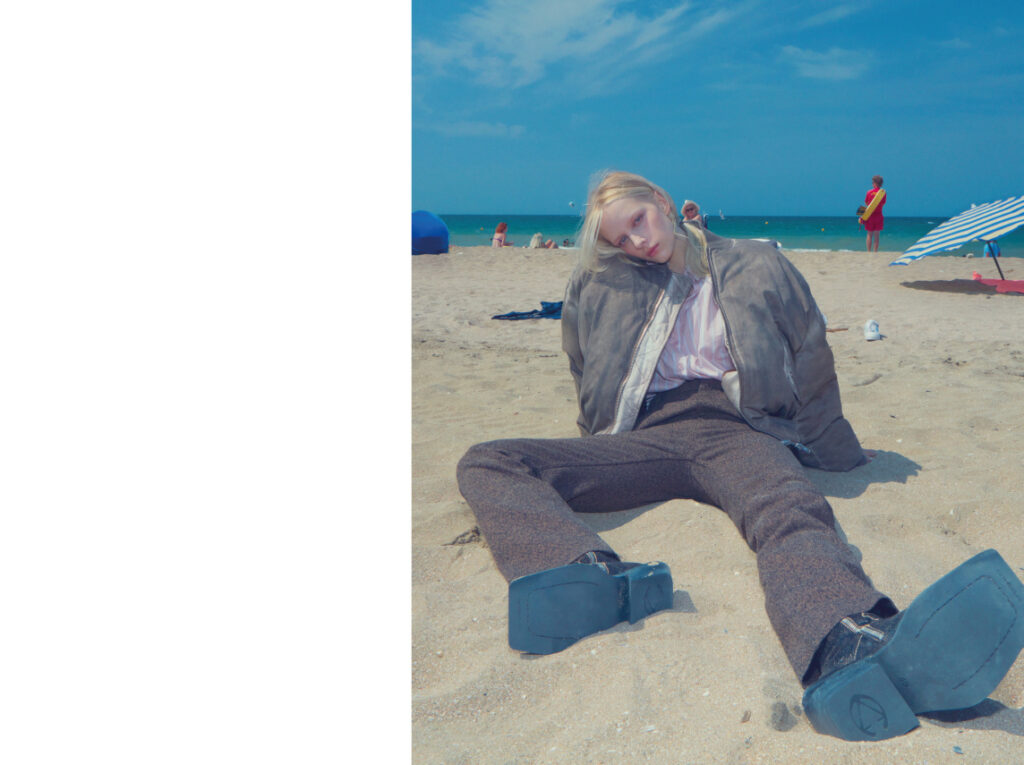 THERESA FALTINOVA porte un look CAMPER, pantalon MARNI, boots CAMPER.