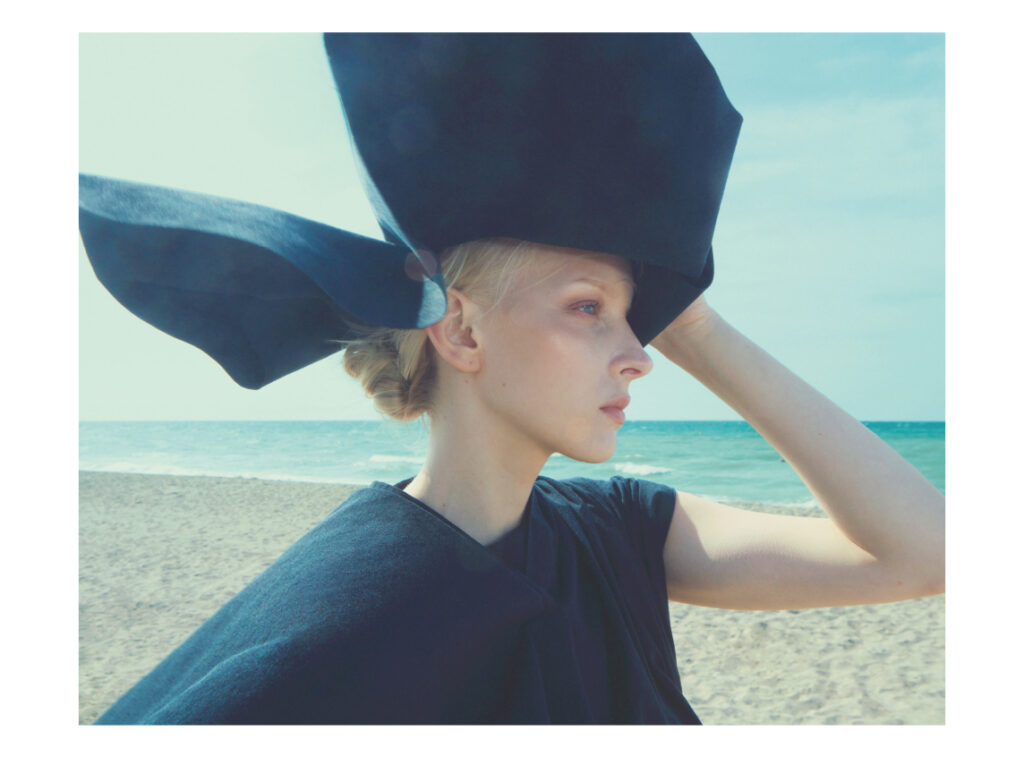 THERESA FALTINOVA porte un look ISSEY MIYAKE.