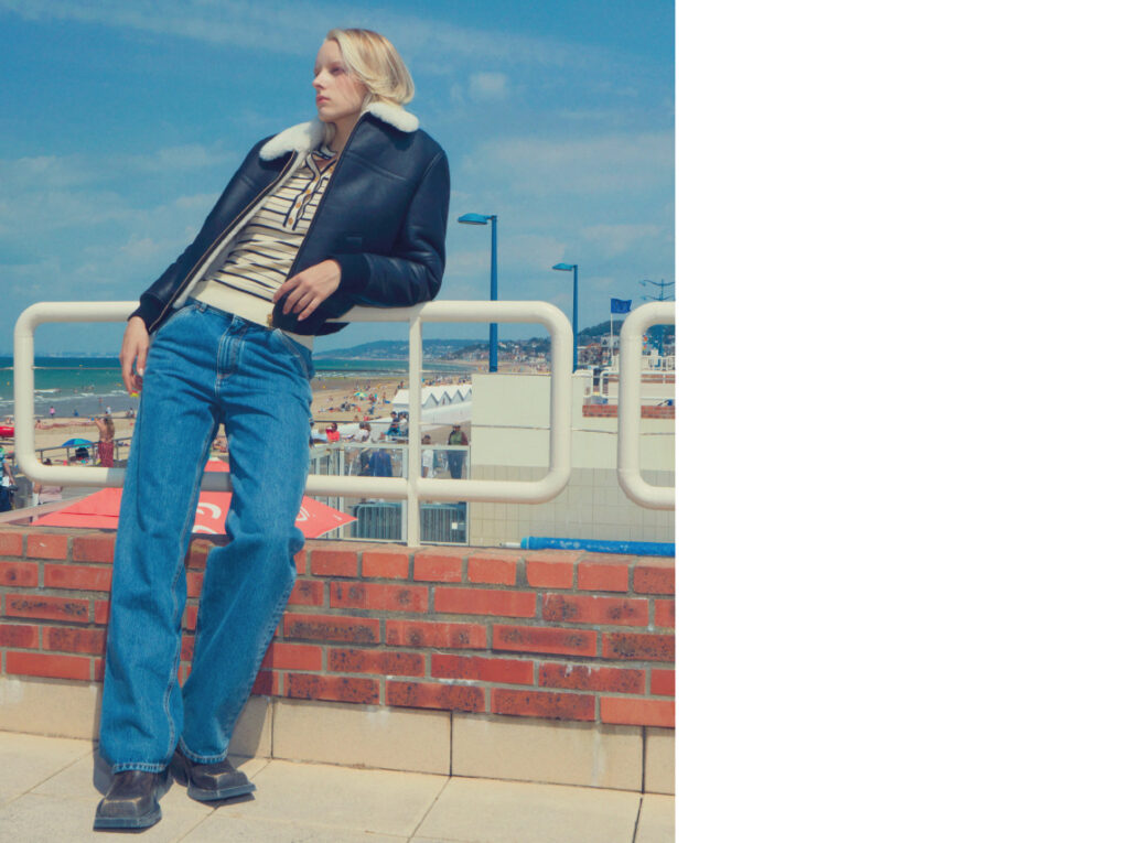 THERESA FALTINOVA porte un look CHANEL, boots CAMPER.