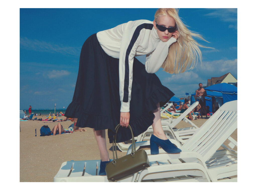 THERESA FALTINOVA porte un look MM6.