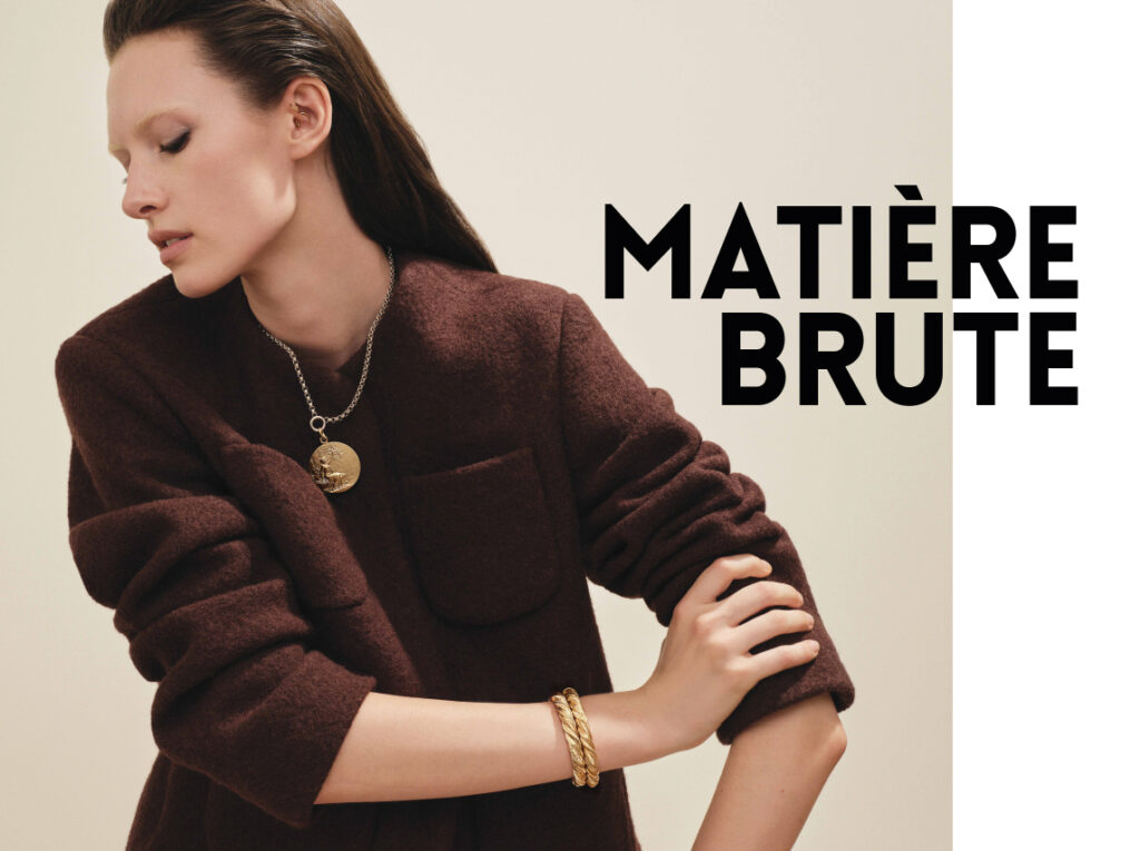 Arthus Bertrand Medialle vermeil, Poiray, 2 bracelets or tressées. Veste Veronique Leroy.