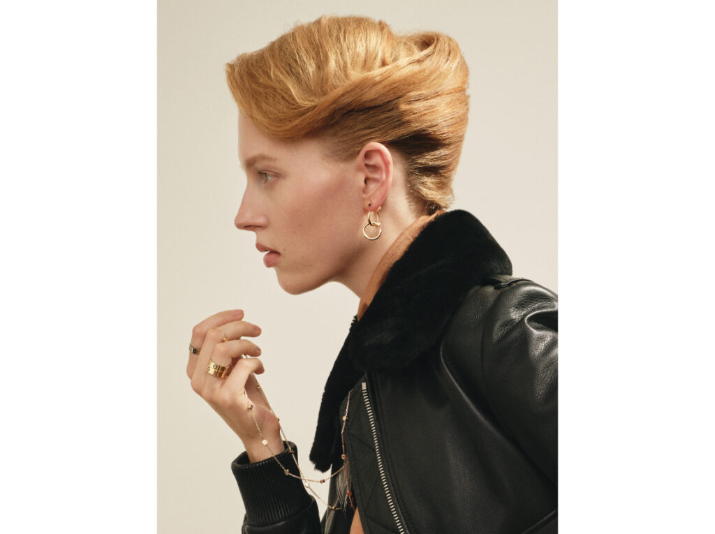 Ilona porte : Cartier: Boucles d’oreilles Juste un Clou, double, or jaune. Bague LOVE, modèle classique, or rose. Bague LOVE, modèle classique, or jaune Bague LOVE, modèle classique, or gris Sautoir LOVE, multiporté, or jaune Sautoir LOVE, multiporté, or rose Blouson cuir : Barbara Bui Jupe : Veronique Leroy Gant : Fabre.