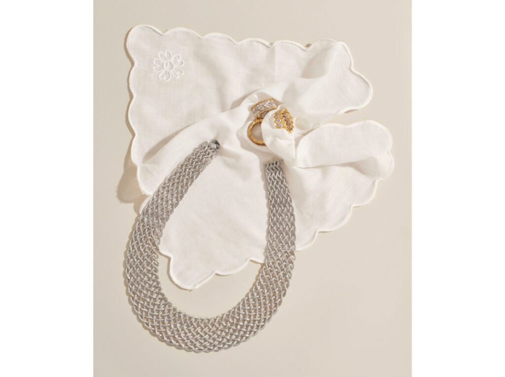 Buccellati Bague collection Ramage Eternelle en ors gravés jaune et blanc, sertie de diamants blancs, Bague collection Rombi Eternelle en ors gravés jaune et blanc, sertie de diamants, Bague collection Ramage Eternelle en ors gravés jaune et blanc, sertie de diamants,Collier collection Crêpe de Chine en or blanc tressé et gravé.