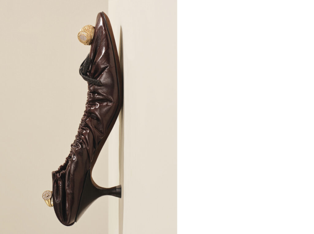 Chaussure :Herbert Levine. Bagues en or et diamants De Jaegher.