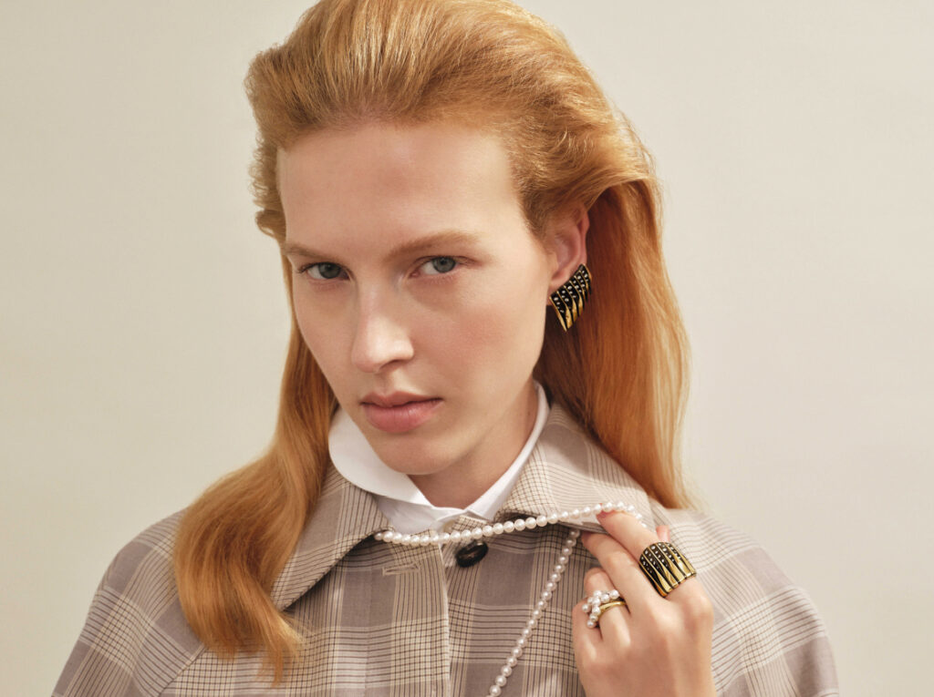 Vhernier: Boucle d'oreilles et bague collection coucher du soleil en or rose, bronze et diamants bruns. TASAKI : Collier balance class, en or jaune, perles Akoya et diamants. Bague balance light, en or blanc et perles Akoya. Bague balance light, en Or SAKURAGOLDTM et perles Akoya. Bague balance light, en or jaune et perles Akoya. Trench Icicle et chemise Sebline.