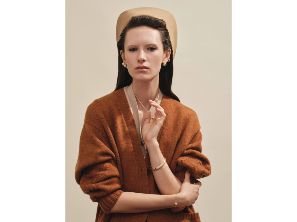 Kiden porte : Louis Vuitton :Earcuffs, boucles d'oreilles, pendentif et bracelets Le Damier de Louis Vuitton en or jaune ou or rose et diamants, Louis Vuitton Joaillerie. Total look Loro Piana
